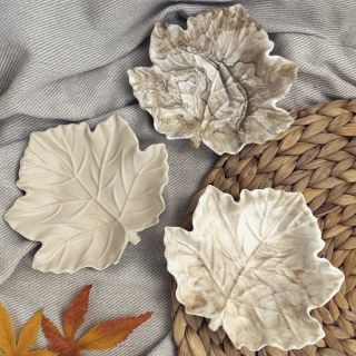 Tácky ve tvaru javorového listu jsou jako stvořené pro podzimní dny. 🍂 Svými přírodními odstíny připomenou šustění listí a...